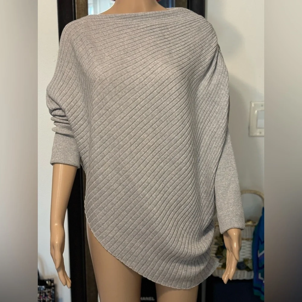 St John Gray Ribbed Asymmetrical Pullover Soft Wool Sweater Size Large - Picture 1 of 13